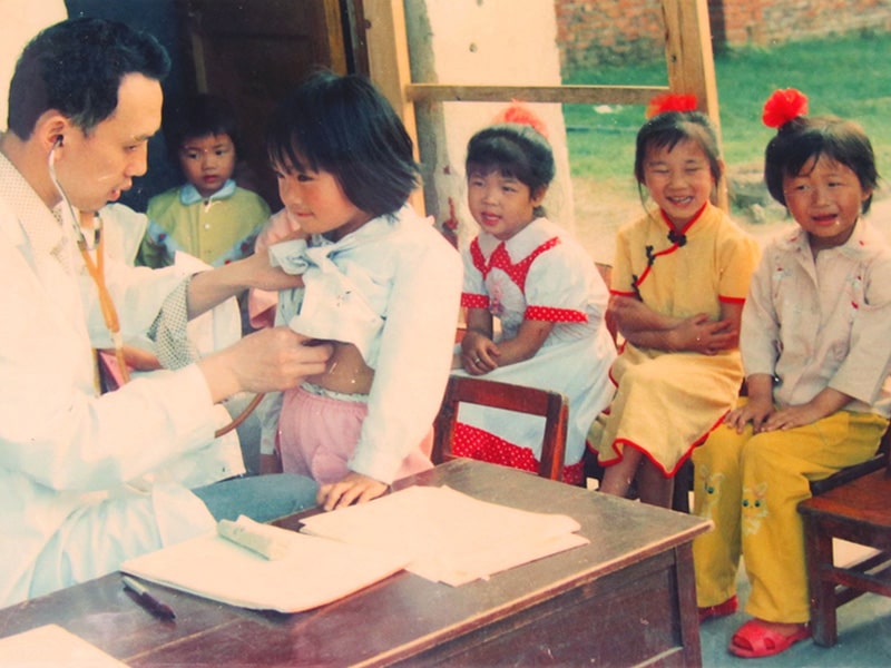 1989年六一兒(ér)童節廠醫務室爲職工幼兒園小朋(péng)友體檢