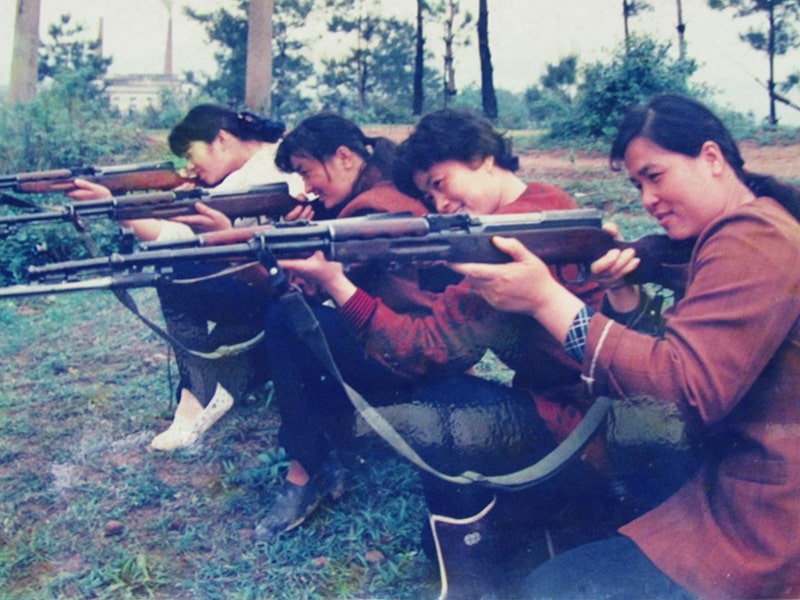 1992年10月女職工(gōng)參加實彈射擊(jī)比賽