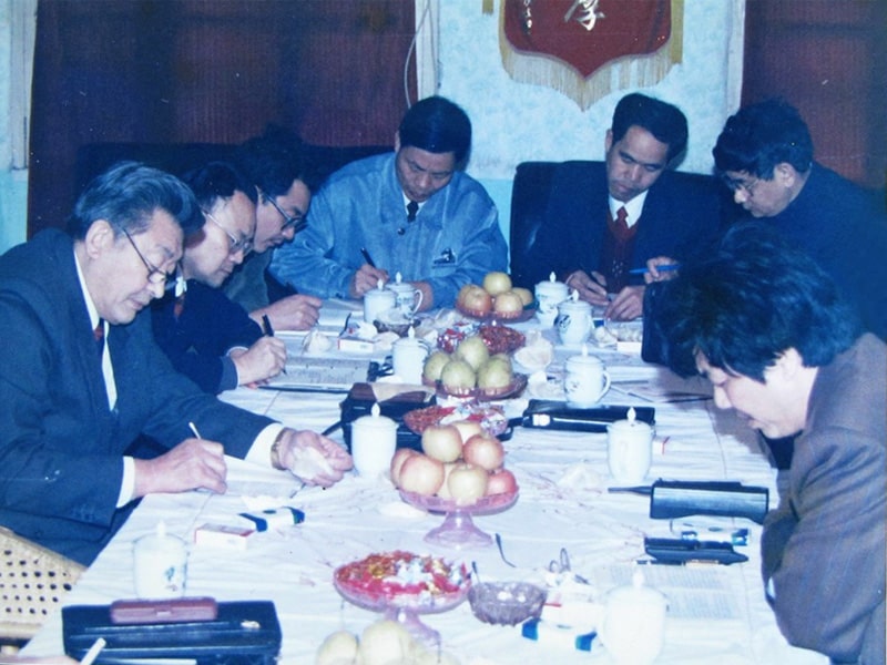 1995年3月原廣西區機(jī)械廳廳長(zhǎng)董世(shì)忠到廠視察調研